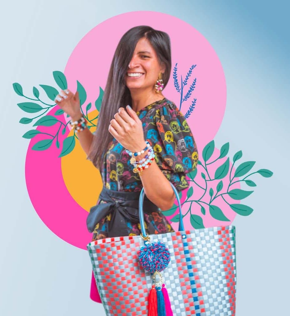 Clienta de María Canela con bolso tejido y pulseras artesanales